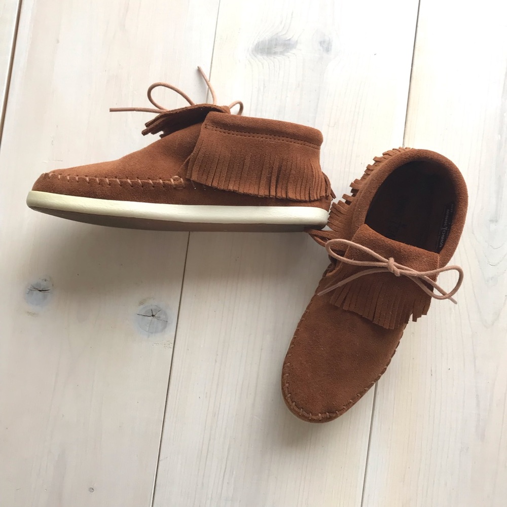 Minnetonka suede moccasin shoes